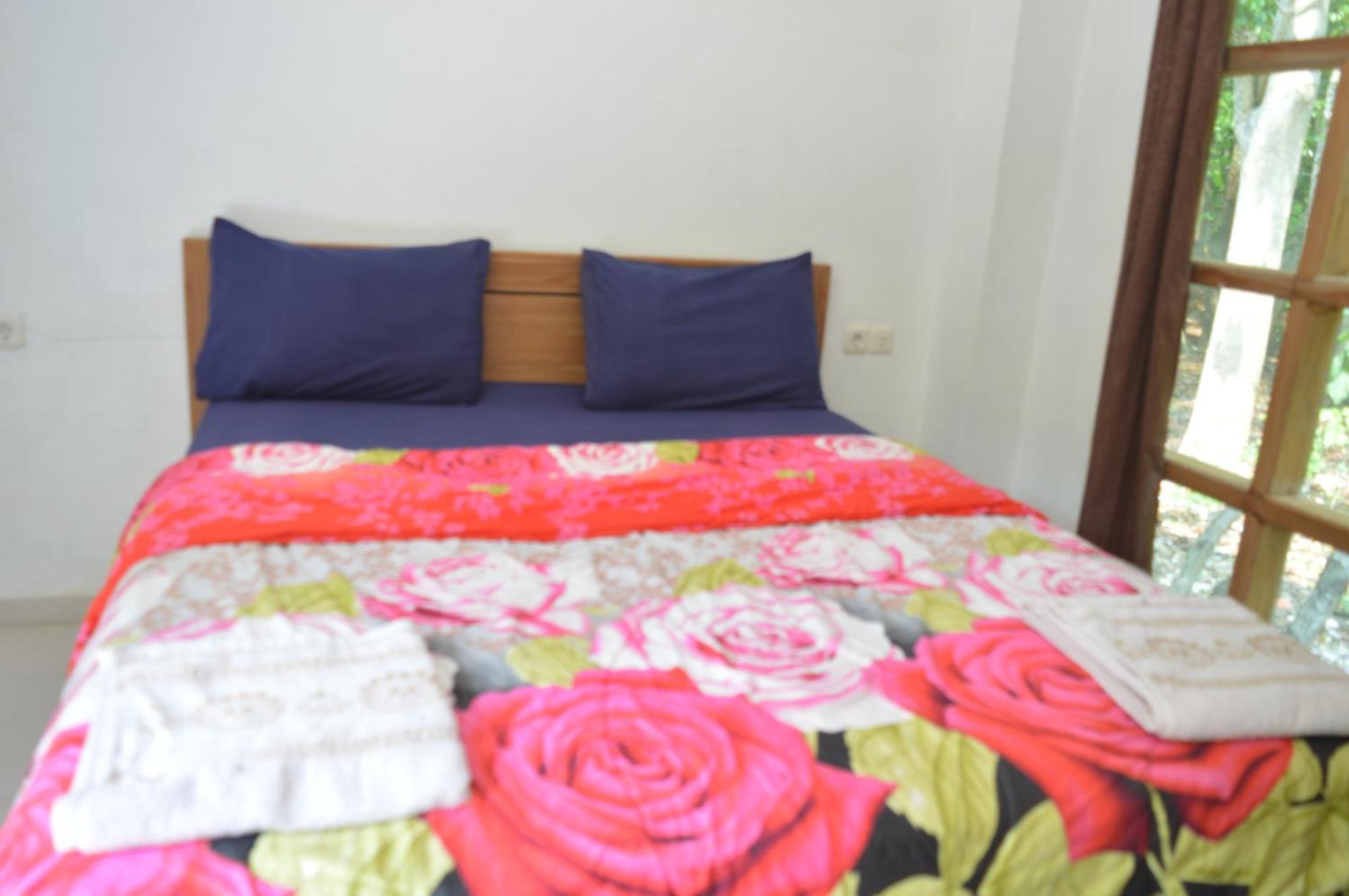 Labuan Bajo Mahoni Guesthouse Exterior foto
