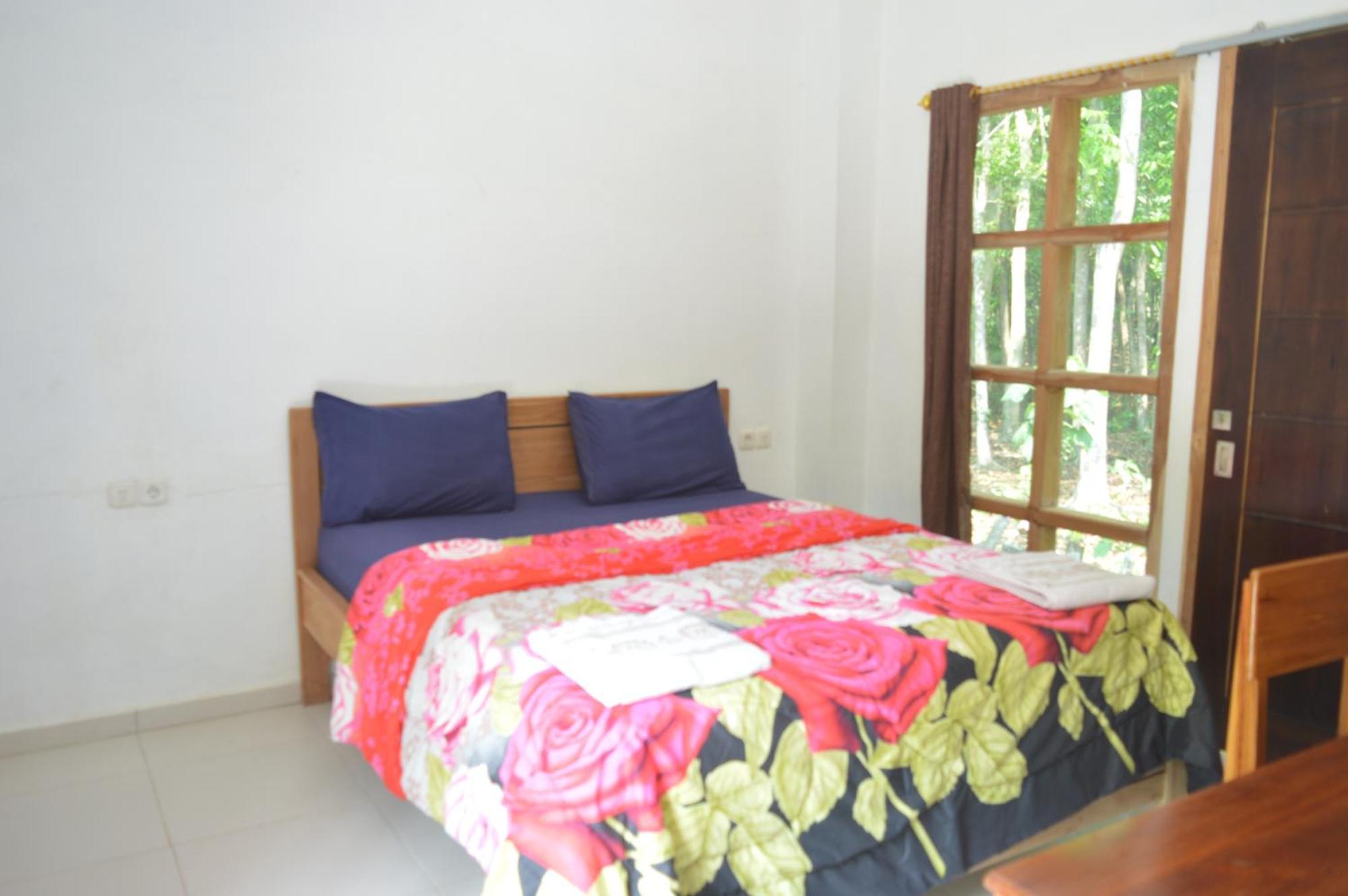 Labuan Bajo Mahoni Guesthouse Exterior foto